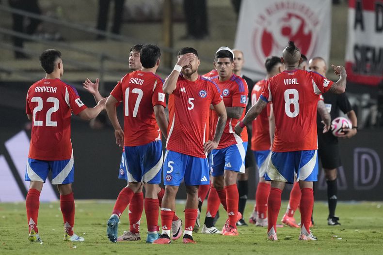 Jugadores chilenos reaccionan tras empatar 0-0 con Perú en la eliminatoria sudamericana al Mundial 2026 el viernes 15 de noviembre del 2024. (AP Foto/Martin Mejia)