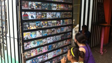 americateve | La Piratería rampante en la isla aflora en la televisión estatal y los cines cubanos. "Los canales digitales, que no tienen dramatizados y producciones nacionales, acuden desde hace años a programas de cadenas norteamericanas sin pagar licencias&quot