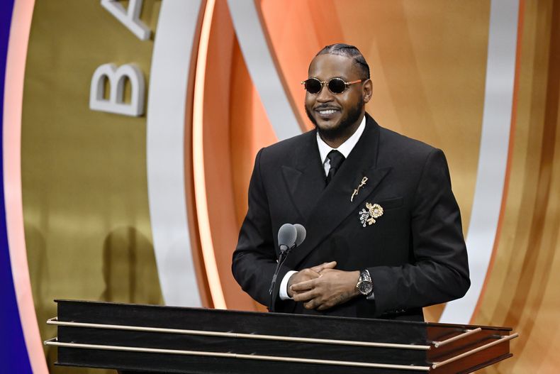 Carmelo Anthony habla durante su ceremonia de asunción al Salón de la Fama del Basquetbol, el sábado 6 de septiembre de 2025, en Springfield, Massachusetts (AP Foto/Jessica Hill)