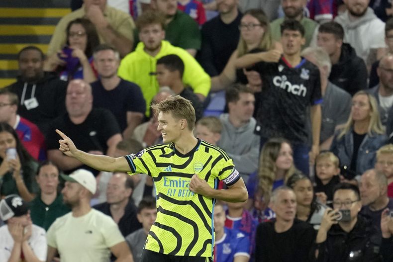 Martin Odegaard celebra tras anotar el primer gol de Arsenal ante Crystal Palace en el partido de la Liga Premier, el lunes 21 de agosto de 2023, en Londres. (AP Foto/Kin Cheung)