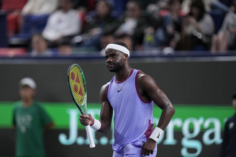 Frances Tiafoe de los Estados Unidos hace un gesto luego de vencer a Zhou Yi de China en la segunda ronda de singles masculinos en el torneo Masters de Shanghái, en el Q}izhong Forest Sports City Tennis Center, en Shanghái, China, el lunes 7 de octubre de 2024. (AP Foto/Andy Wong)