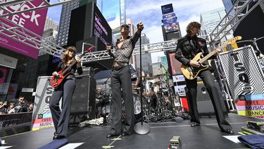 Victoria De Angelis, izquierda, Damiano David y Thomas Raggi de la banda de rock italiana Måneskin durante su presentación en Times Square el viernes 15 de septiembre de 2023 en Nueva York. (Foto Evan Agostini/Invision/AP)