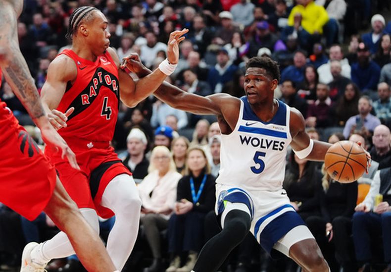 Anthony Edwards de los Timberwolves de Minnesota protege el balón frente a Scottie Barnes de los Raptors de Toronto en el encuentro del miércoles 4 de febrero del 2026. (Frank Gunn/The Canadian Press via AP)