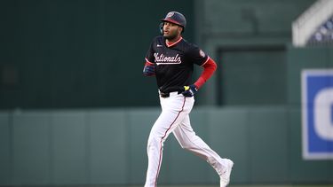 James Wood, de los Nacionales de Washington, recorre las bases con su jonrón de dos carreras durante la primera entrada contra los Dodgers de Los Ángeles, el martes 8 de abril de 2025, en Washington. (AP Foto/Nick Wass)