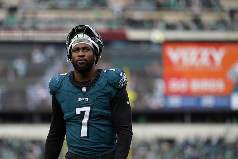 ARCHIVO - Haason Reddick, entonces jugador de los Eagles de Filadelfia, abandona el campo en el medio tiempo el domingo 31 de diciembre de 2023, en Filadelfia. Una persona con conocimiento de la situación señaló que el ala defensiva de los Jets de Nueva York, Haason Reddick, no planea reportarse al campamento de entrenamiento con el resto de sus compañeros de equipo mientras busca un nuevo contrato. Reddick fue adquirido de Filadelfia durante la temporada baja y está programado para ganar $14.25 millones en salario base en el último año de su contrato. (AP Foto/Matt Slocum, Archivo)