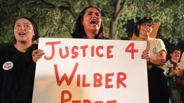 Manifestantes se reúnen el lunes 21 de septiembre de 2026 en Austin, Texas, para protestar luego de que Wilber Rafael Garcés Pérez, un ciudadano venezolano, fue baleado en su vehículo por un agente del ICE el día anterior en Austin, Texas. (AP Foto/Joel Ángel Juárez)