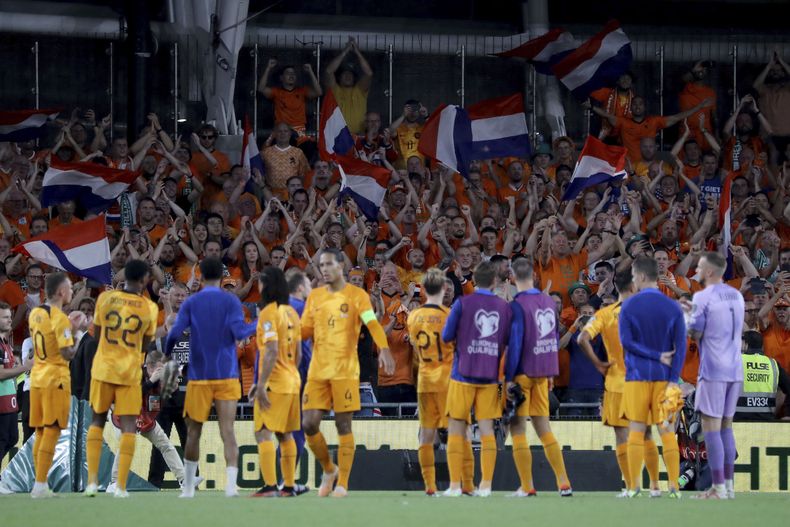 Los hinchas de Holanda aplauden a su selección tras la victoria ante Irlanda en las eliminatorias de la Eurocopa, el domingo 10 de septiembre de 2023, en Dublín. (Donall Farmer/PA vía AP)