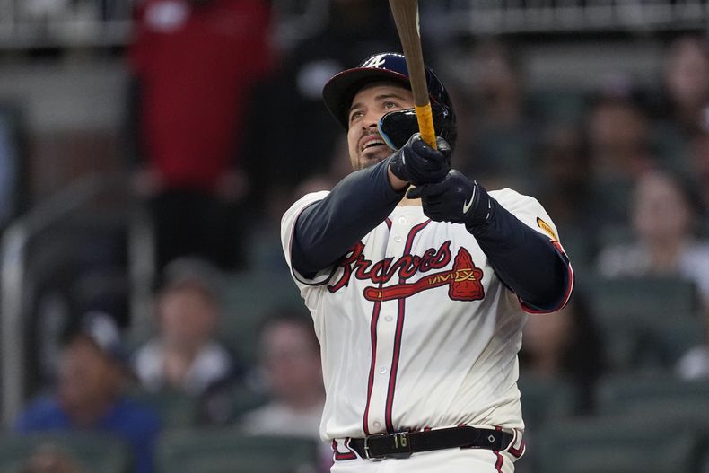 Travis dArnaud, de los Bravos de Atlanta, observa un jonrón de dos carreras en la cuarta entrada de un juego de béisbol contra los Marlins de Miami, el lunes 22 de abril de 2024, en Atlanta. (AP Foto/John Bazemore)