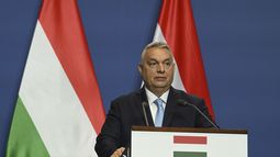 El primer ministro húngaro, Viktor Orban, y Alice Weidel, la candidata a la cancillería del partido Alternativa para Alemania (AfD), fuera de cuadro, sostienen una conferencia de prensa tras reunirse en la sede del gobierno en Budapest, Hungría, el miércoles 12 de febrero de 2025. (Szilard Koszticsak/MTI vía AP)