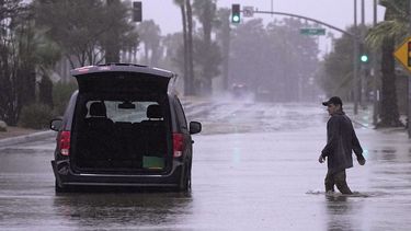 Un conductor acude a retirar pertenencias de su vehículo tras quedar varado en una calle inundada, el domingo 20 de agosto de 2023 en Palm Desert, California. Los meteorólogos advirtieron que la tormenta tropical Hilary era la primera tormenta tropical en golpear el sur de California en 84 años, y planteaba el riesgo a inundaciones, aludes de lodo, tornados aislados, vendavales y cortes de luz. (AP Foto/Mark J. Terrill)