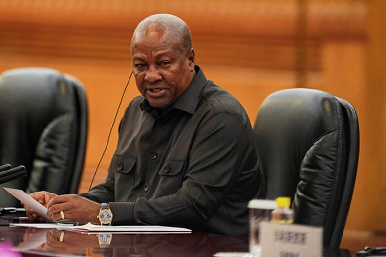 ARCHIVO - El presidente de Ghana, John Mahama, habla durante una reunión con su homólogo chino, Xi Jinping, en el Gran Salón del Pueblo en Beijing, el 14 de octubre de 2025. (Ichiro Banno/Pool Foto vía AP, archivo)