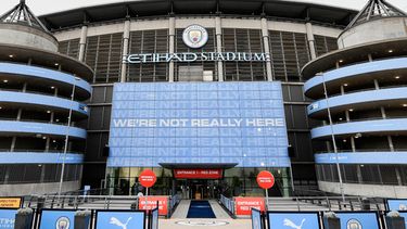 ARCHIVO - Vista exterior del estadio Etihad, casa del Manchester City, previo al partido de la Liga Premier entre Manchester City y Arsenal, el miércoles 17 de junio de 2020, en Manchester, Inglaterra. (Peter Powell/Pool via AP, Archivo)