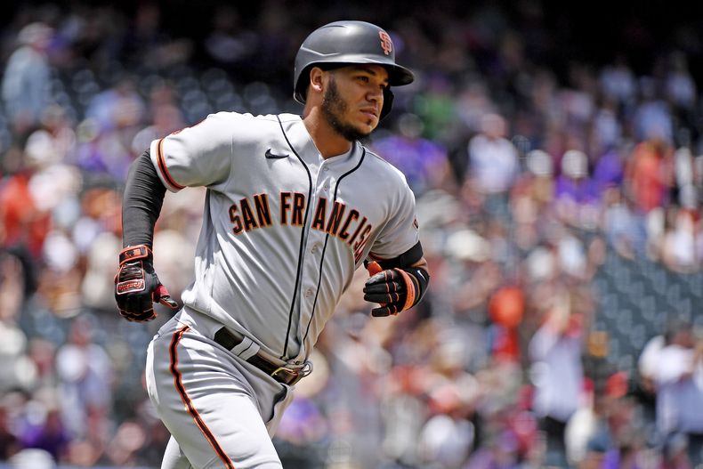 El venezolano Thairo Estrada, de los Gigantes de San Francisco, recorre las bases tras conseguir un jonrón en el juego del jueves 8 de junio de 2023, ante los Rockies de Colorado (AP Foto/Geneva Heffernan)
