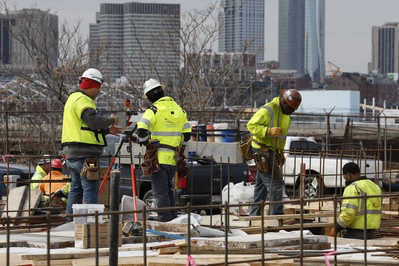 ARCHIVO - Trabajadores de la construcción en una obra, 17 de marzo de 2023 en Boston. El informe sobre empleo del Departamento de Trabajo del jueves 6 de julio de 2023 muestra una baja de la oferta de empleos en mayo. (AP Foto/Michael Dwyer, File)