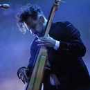 ARCHIVO - Enrique Rangel toca el bajo durante un concierto en la Ciudad de México el sábado 7 de diciembre de 2019 para celebrar los 30 años desde la creación de la bada. Cafe Tacvba se encuentra de gira con Caifanes por Estados Unidos en junio de 2024. (AP Photo/Anthony Vazquez, archivo)