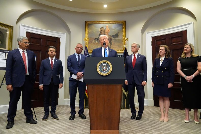 El presidente Donald Trump en la Casa Blanca en Washington el 22 de septiembre del 2025. Lo acompañan desde la izquierda: el doctor Jay Bhattacharya, director de los Institutos Nacionales de Salud; el doctor Marty Makary, comisionado de la Administración de Alimentos y Medicinas; el secretario de Salud y Servicios Humanos Robert F. Kennedy Jr; el doctor Mehmet Oz, director de los Centros de Medicare y Medicaid; la doctora Dorothy Fink, subsecretaria de Salud y Jackie OBrien. (AP foto/Mark Schiefelbein)