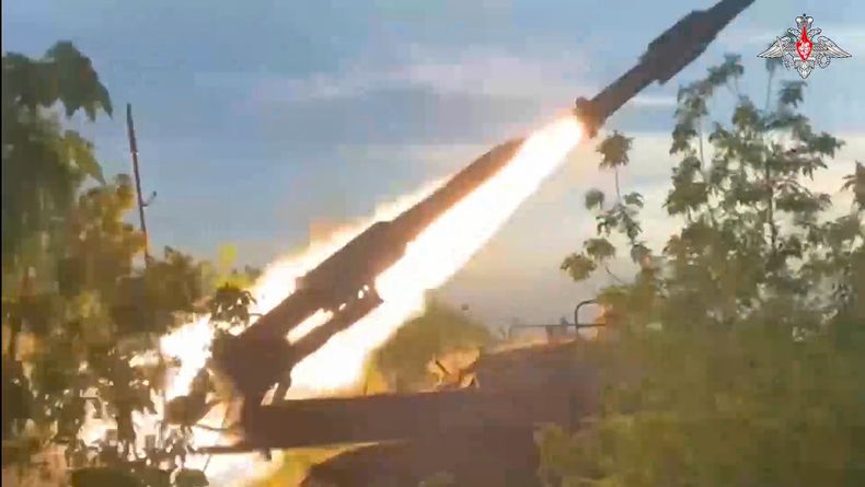 En esta fotografía tomada de un video divulgado por el Ministerio de Defensa ruso el domingo 25 de agosto de 2024, un sistema de misiles Buk-2M tierra-aire, autopropulsados y de alcance medio del ejército ruso dispara contra blancos aéreos en un lugar no revelado en Ucrania. (Servicio de prensa del Ministerio de Defensa ruso vía AP)