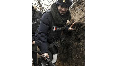 El periodista de AFP, Arman Soldin, camina por una trinchera ucraniana, el 18 de marzo de 2023, mientras cubre la guerra en Ucrania. El coordinador de video de AFP en Ucrania murió cerca de Bájmut durante un ataque con cohetes, el martes 9 de mayo de 2023, dijo la agencia noticiosa francesa. (Aris Messinis/AFP vía AP)