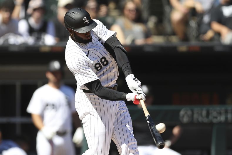 El cubano Luis Robert Jr., de los Medias Blancas de Chicago, batea un jonrón en el juego del jueves 27 de junio de 2024, ante los Bravos de Atlanta (AP Foto/Melissa Tamez)