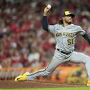 El dominicano Freddy Peralta, de los Cerveceros de Milwaukee, lanza en el juego del sábado 15 de julio de 2023, ante los Rojos de Cincinnati (AP Foto/Darron Cummings)