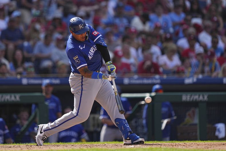 Salvador Pérez, de los Reales de Kansas City, conecta un cuadrangular de tres carreras frente a Aaron Nola, de los Filis de Filadeflia, durante la sexta entrada del juego de béisbol de Grandes Ligas del domingo 14 de septiembre de 2025, en Filadelfia. (AP Foto/Matt Rourke)