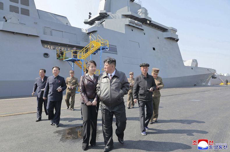 En esta imagen, distribuida por el gobierno de Corea del Norte, el líder del país, Kim Jong Un (delante, derecha), y su hija durante una visita para observar pruebas de misiles en un nuevo destructor, Choe Hyon, realizadas el 28 y 29 de abril de 2025, en un lugar no revelado de Corea del Norte. (Agencia Central de Noticias de Corea/Korea News Service via AP)