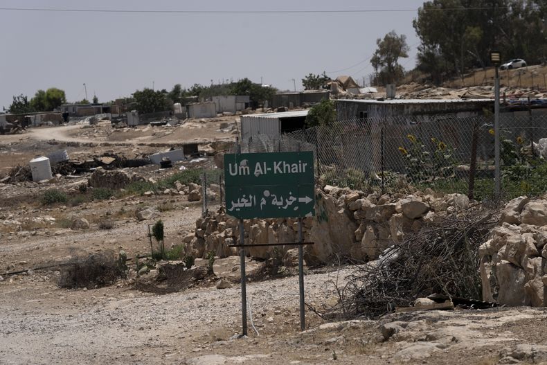 ARCHIVO - Caravanas y estructuras sencillas de los residentes del poblado beduino de Umm al-Khair en Cisjordania, en la entrada de la localidad, el 10 de julio de 2024. (AP Foto/Maya Alleruzzo, Archivo)