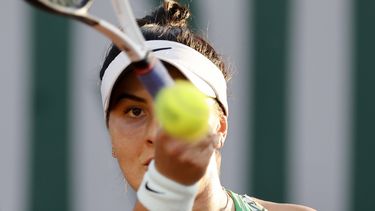 La canadiense Bianca Andreescu realizaba golpeo ante la estadounidense Emma Navarro durante la segunda ronda del Abierto de Francia, el jueves 1 de junio de 2023. (AP Foto/Jean-Francois Badias)