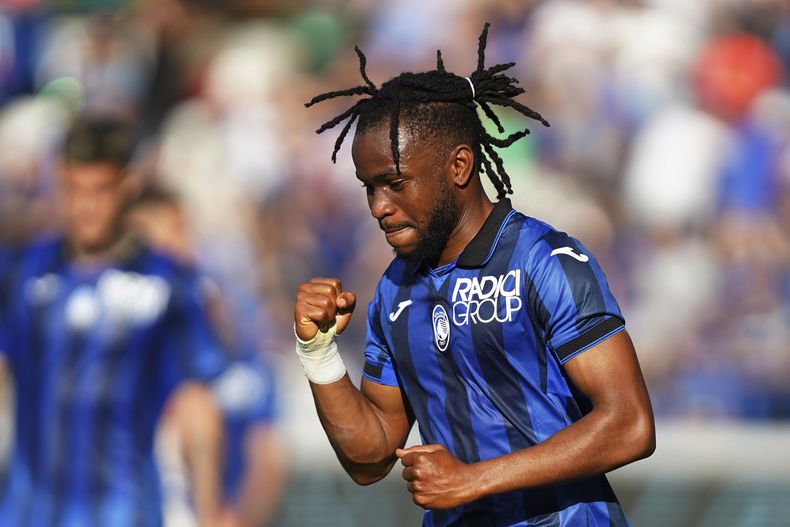 Ademola Lookman celebra tras marcar un gol para Atalanta ante Torino en la Serie A de Italia, el domingo 26 de mayo de 2024. (Spada/LaPresse vía AP)