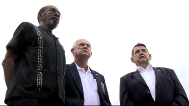 Los tres marines que se encargaron de plegar la bandera en 1961 y que volverán a izarla el 14 de agosto de 2015.