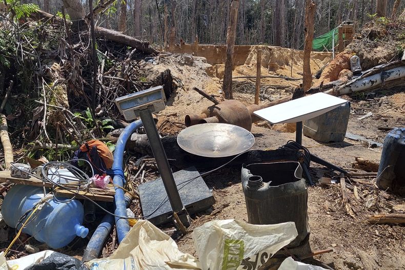 ARCHIVO - Esta imagen proporcionada por IBAMA, la Agencia Ambiental de Brasil, muestra una unidad de Starlink en una zona remota de la Amazonía brasileña, en el territorio indígena Yanomami, en el estado de Roraima, Brasil, el martes 14 de marzo de 2023. (IBAMA vía AP, Archivo)