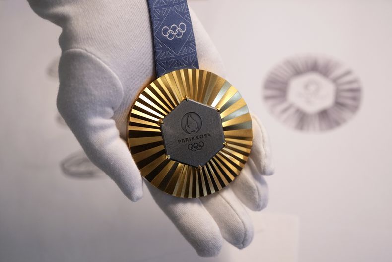 ARCHIVO - La medalla de oro para los Juegos Olímpicos de París se presenta a la prensa el 1 de febrero de 2024 (AP Foto/Thibault Camus)
