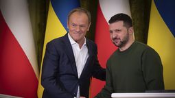 El primer ministro de Polonia, Donald Tusk (izquierda), y el presidente de Ucrania, Volodymyr Zelenskyy, estrechan las manos durante una reunión en Kiev, el lunes 22 de enero de 2024. (Oficina de prensa de la presidencia de Ucrania vía AP)