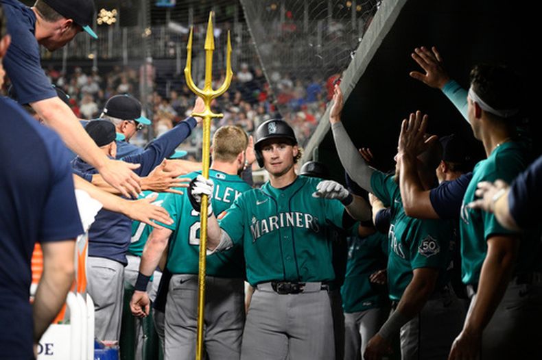 Colt Emerson, de los Marineros de Seattle, celebra su jonrón de dos carreras en el dugout durante la segunda entrada de un partido de béisbol contra los Nacionales de Washington, el viernes 12 de junio de 2026, en Washington. (Foto AP/Nick Wass)