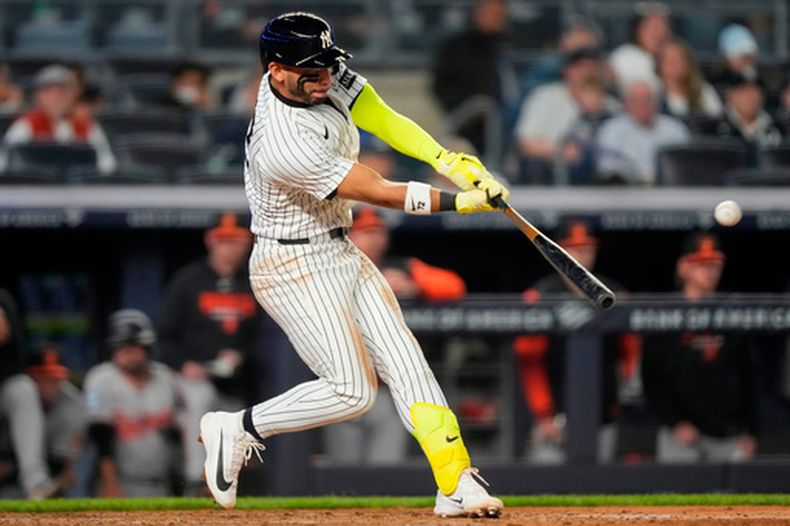 José Caballero, de los Yankees de Nueva York, conecta un doblete productor de una carrera durante la sexta entrada de un partido de béisbol contra los Orioles de Baltimore, el lunes 4 de mayo de 2026, en Nueva York. (Foto AP/Yuki Iwamura)