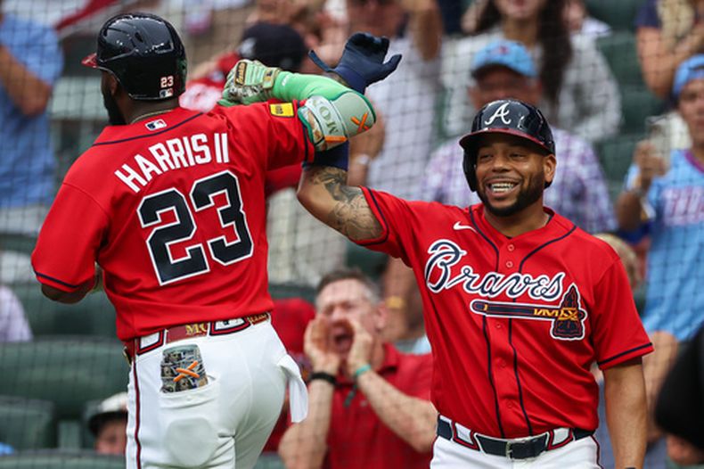 Michael Harris II (23), de los Bravos de Atlanta, reacciona junto a Dominic Smith (derecha) tras conectar un jonrón de dos carreras en la segunda entrada de un partido de béisbol contra los Metis de Nueva York, el viernes 3 de julio de 2026, en Atlanta. (Foto AP/Colin Hubbard)