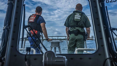 tras darlos por perdidos, eeuu rescata a los cubanos que salieron de la isla en una tabla de surf
