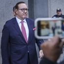 ARCHIVO - El actor Kevin Spacey sale de la corte en Nueva York, el martes 11 de octubre de 2022. El actor galardonado con dos Premios de la Academia Kevin Spacey, cuya carrera estelar se vio afectada por acusaciones de agresión sexual, comenzó su juicio en Londres el 28 de junio de 2023, acusado de delitos sexuales contra cuatro hombres en Gran Bretaña. (Foto AP/Bebeto Matthews, archivo)
