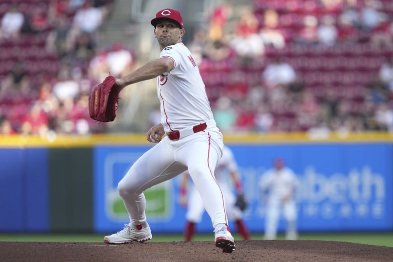 Nick Martinez de los Rojos de Cincinnati lanza en la primera entrada del juego ante los Cardenales de San Luis el lunes 28 de abril del 2025. (AP Foto/Kareem Elgazzar)