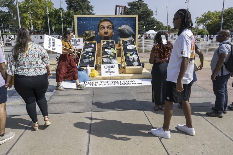 Una manifestación de World Wildlife Fund contra el despilfarro de plástico durante negociaciones sobre un tratado sobre el uso del plástico, en Ginebra, Suiza, el 13 de agosto del 2025. (Martial Trezzini/Keystone via AP)
