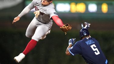El dominicano Christopher Morel, de los Cachorros de Chicago, se roba la intermedia frente a Yu Chang, de los Medias Rojas de Boston, el viernes 14 de julio de 2023 (AP Foto/Charles Rex Arbogast)