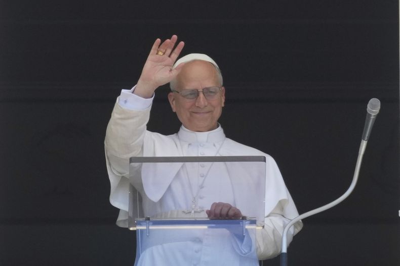 El papa León XIV bendice a fieles y peregrinos reunidos en la plaza de San Pedro para la plegaria de Regina Caeli, el domingo 25 de mayo de 2025. (AP Foto/Andrew Medichini)