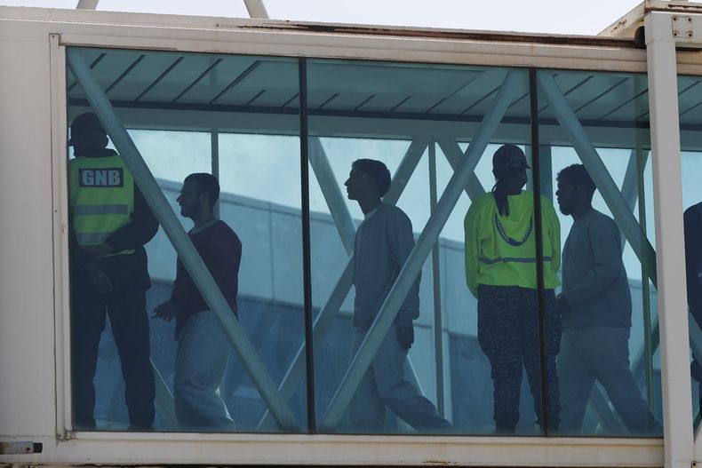 Migrantes venezolanos deportados de Estados Unidos llegan al Aeropuerto Internacional Simón Bolívar en Maiquetía, Venezuela, el domingo 30 de marzo de 2025. (AP Photo/Cristian Hernandez)