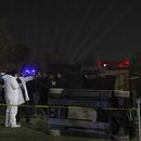 Investigadores examinan una estructura colapsada que provocó heridas mortales a dos personas en el festival AXE Ceremonia en el Parque Bicentenario en la Ciudad de México el sábado 5 de abril de 2025. (Foto AP/Ginnette Riquelme)