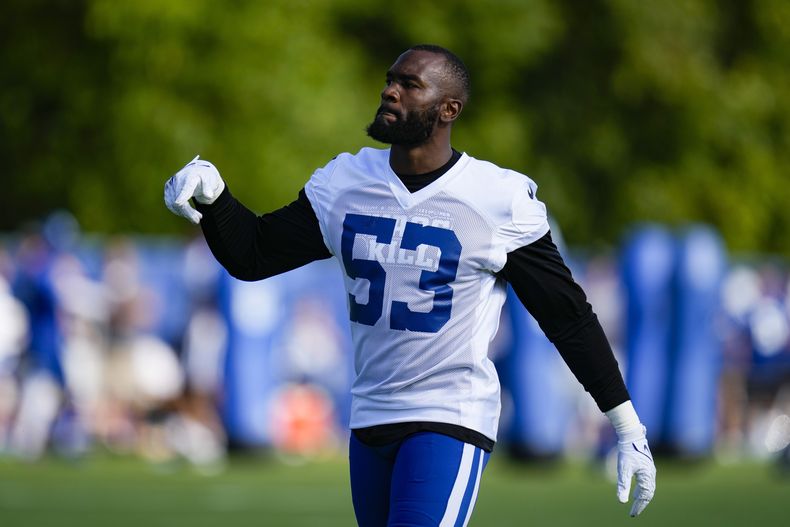 Shaquille Leonard, linebacker de los Colts de Indianápolis, calienta previo a la práctica del equipo, en el campamento de entrenamiento, en Westfield, Indiana, el sábado 29 de julio de 2023. (AP Foto/Michael Conroy)