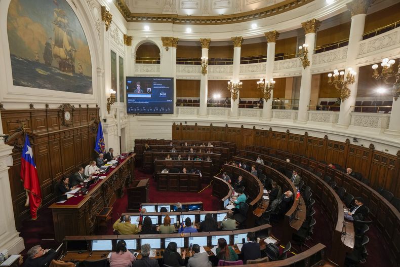 Consejeros constitucionales participan en una votación final sobre reformas constitucionales, en la antigua sede del Congreso Nacional en Santiago, Chile, el miércoles 4 de octubre de 2023. Los redactores del proyecto de nueva Constitución se pronunciarán el lunes 16 de octubre de 2023 sobre las observaciones formuladas por expertos y decidirán si las integran al texto que el electorado votará a fin de año para decidir si reemplaza a la carta magna vigente desde la dictadura militar. (AP Foto/Esteban Félix)