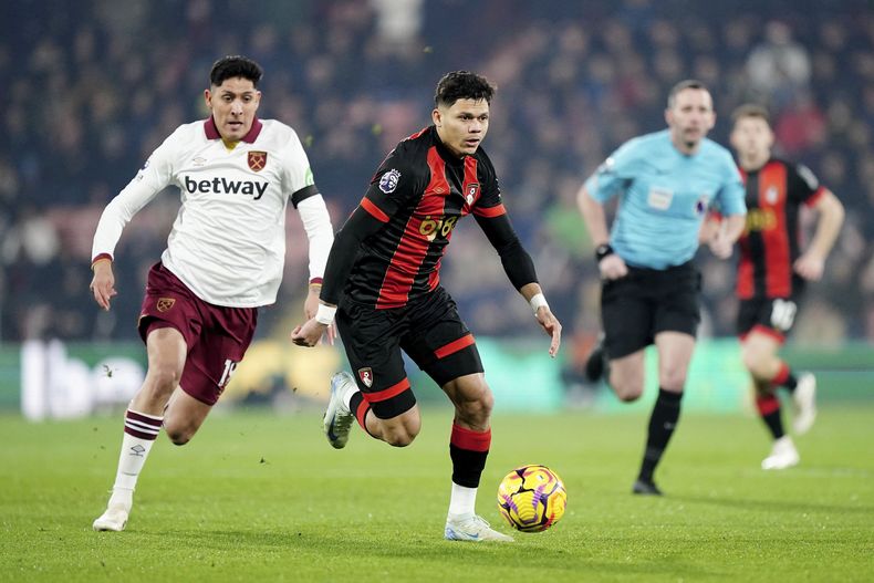 Evanilson del Bournemouth pelea por el balón con Edson Álvarez del West Ham en el encuentro de la Liga Premier el lunes 16 de diciembre del 2024. (Zac Goodwin/PA via AP)