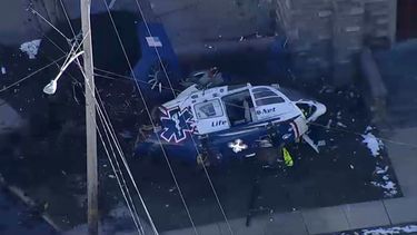 eeuu: helicoptero se estrella en filadelfia y las 4 personas a bordo sobrevivieron