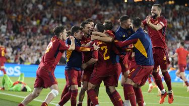Los jugadores de España tras derrotar a Croacia en una tanda de penales en la final, el domingo 18 de junio de 2023, en Róterdam, Holanda. (AP Foto/Martin Meissner)