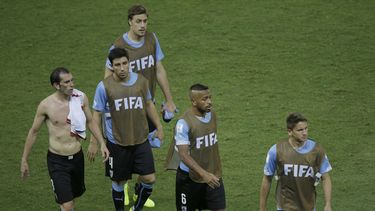 americateve | De izquierda a derecha, Diego God&iacute;n, Jorge Fucile, Alvaro Pereira y Gast&oacute;n Ram&iacute;rez, de la selecci&oacute;n uruguaya, abandonan la cancha tras la derrota ante Costa Rica en el Mundial, el s&aacute;bado 14 de junio de 2014 (AP foto/Serg